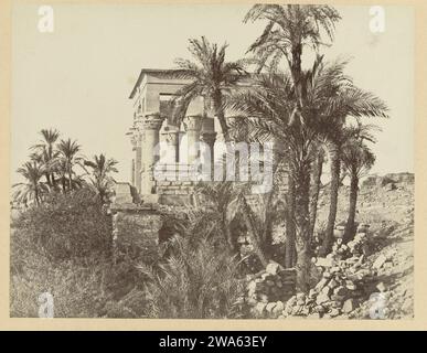 Chiosco di Trajanus sull'isola di Philae, 1862 - 1895 Fotografia parte di un gruppo di foto raccolte dal fotografo Richard Polak durante il viaggio. Questa foto è stata esposta insieme ad altre foto raccolte durante i suoi viaggi presso la Rotterdam Kunstkring (1895), Arti e Amicitiae ad Amsterdam (1897-1898?) E Societeit 't Collegie a Kampen (data per il momento sconosciuta). Phila paper. Stampa di albumi di cartone tempio, santuario  religione romana. Alberi: Chiosco delle palme van trajanus Foto Stock