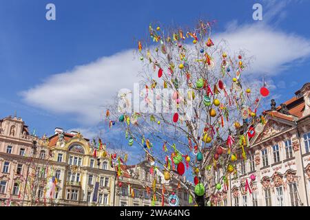 Albero di Pasqua contro un cielo limpido nella Piazza della città Vecchia di Praga, repubblica Ceca Foto Stock