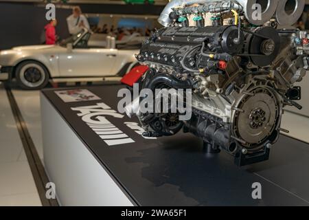 Motore di un'auto sullo sfondo di un'auto Porsche. TAG Turbo. Stoccarda, Germania, 13 agosto 2023: Parte del motore dell'auto. Motore nuovo auto nuova. Foto Stock