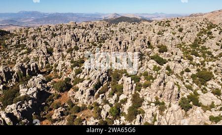 Riprese aeree con drone di El Torcal Antequera Malaga Spagna formazioni rocciose drammatiche in calcare carsico strati unici di roccia a pancake e paesaggio montano Foto Stock
