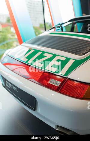 Il precedente concetto di auto della polizia in Germania. Stoccarda, Germania, 17 agosto 2023: Auto della polizia Porsche in colore verde. Foto Stock