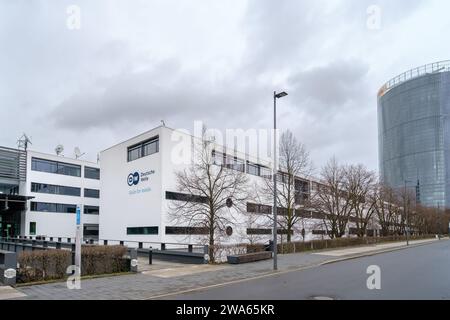 Bonn, Germania - 23 dicembre 2023 : veduta dell'edificio Deutsche Welle, l'emittente pubblica internazionale tedesca di Bonn in Germania Foto Stock
