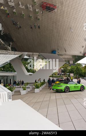 Porsche è un'azienda tedesca con investimenti nel settore automobilistico di lusso. STOCCARDA, GERMANIA - 15 agosto 2023: Il Museo Porsche di Stoccarda Foto Stock