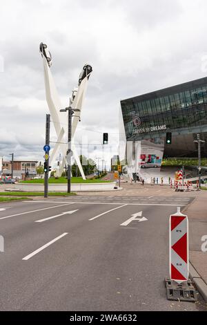 75 anni di auto sportive Porsche. STOCCARDA, GERMANIA - 15 agosto 2023: Grande vista su Porscheplatz, dove si trova il Porsche Center, la fabbrica Porsche. Foto Stock