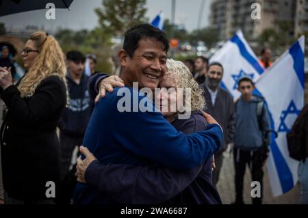 Kiryat Gat, Israele. 2 gennaio 2024. Residenza di Nir Oz arrivo presso la sede temporanea della città sud di Kiryat Gat credito: Ilia Yefimovich/dpa/Alamy Live News Foto Stock