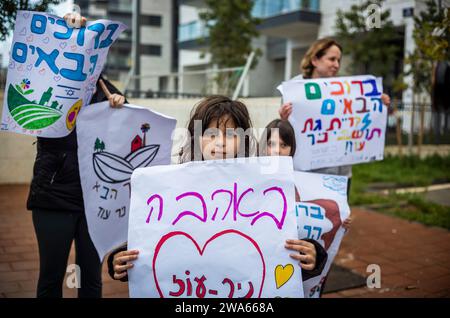 Kiryat Gat, Israele. 2 gennaio 2024. Residenza di Nir Oz arrivo presso la sede temporanea della città sud di Kiryat Gat. Crediti: Ilia Yefimovich/dpa/Alamy Live News Foto Stock