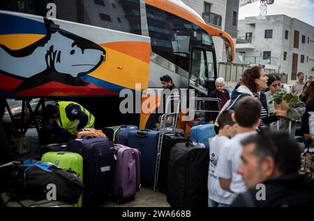 Kiryat Gat, Israele. 2 gennaio 2024. Residenza di Nir Oz arrivo presso la sede temporanea della città sud di Kiryat Gat. Crediti: Ilia Yefimovich/dpa/Alamy Live News Foto Stock