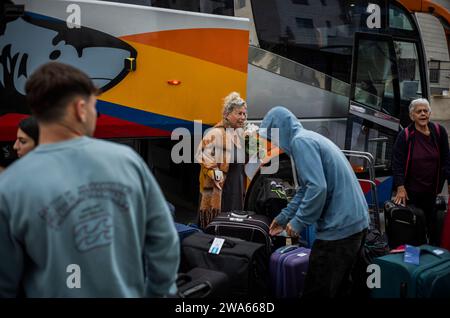 Kiryat Gat, Israele. 2 gennaio 2024. Residenza di Nir Oz arrivo presso la sede temporanea della città sud di Kiryat Gat. Crediti: Ilia Yefimovich/dpa/Alamy Live News Foto Stock