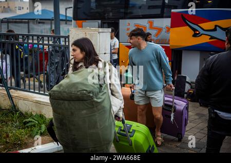 Kiryat Gat, Israele. 2 gennaio 2024. Residenza di Nir Oz arrivo presso la sede temporanea della città sud di Kiryat Gat. Crediti: Ilia Yefimovich/dpa/Alamy Live News Foto Stock