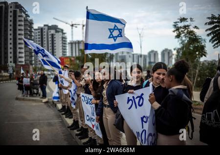 Kiryat Gat, Israele. 2 gennaio 2024. I bambini accolgono la residenza di Nir Oz quando arrivano nella posizione di alloggio temporaneo nella città meridionale di Kiryat Gat. Crediti: Ilia Yefimovich/dpa/Alamy Live News Foto Stock