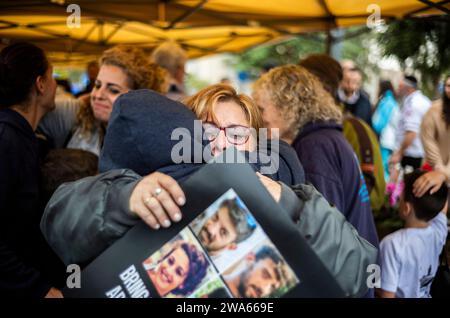 Kiryat Gat, Israele. 2 gennaio 2024. Residenza di Nir Oz arrivo presso la sede temporanea della città sud di Kiryat Gat. Crediti: Ilia Yefimovich/dpa/Alamy Live News Foto Stock