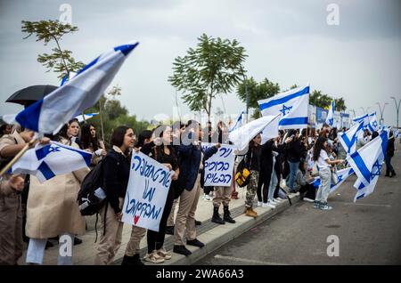 Kiryat Gat, Israele. 2 gennaio 2024. I bambini accolgono la residenza di Nir Oz quando arrivano nella posizione di alloggio temporaneo nella città meridionale di Kiryat Gat. Crediti: Ilia Yefimovich/dpa/Alamy Live News Foto Stock