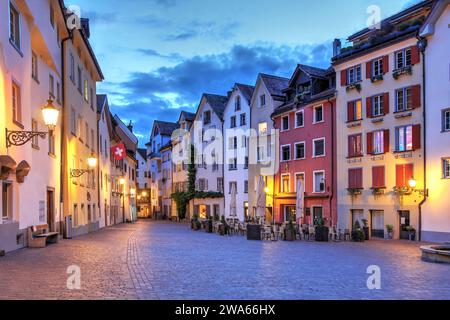 Scena notturna in Piazza Arcas nel centro storico di Coira, Grigioni, Svizzera Foto Stock