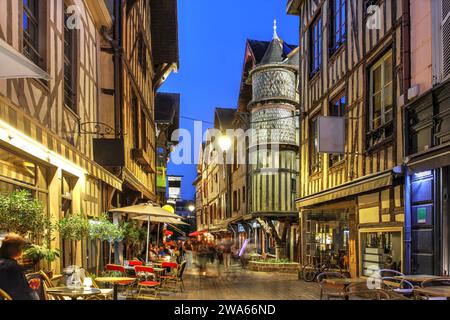 Scena notturna lungo Rue Champeux nell'affascinante città vecchia di Troyes, in Francia Foto Stock