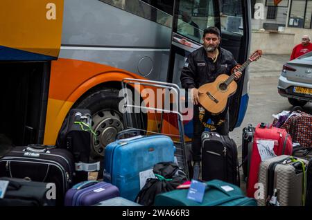 Kiryat Gat, Israele. 2 gennaio 2024. Residenza di Nir Oz arrivo presso la sede temporanea della città sud di Kiryat Gat. Crediti: Ilia Yefimovich/dpa/Alamy Live News Foto Stock