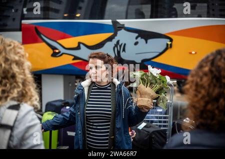 Kiryat Gat, Israele. 2 gennaio 2024. Residenza di Nir Oz arrivo presso la sede temporanea della città sud di Kiryat Gat. Crediti: Ilia Yefimovich/dpa/Alamy Live News Foto Stock