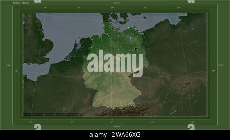 La Germania è evidenziata su una mappa di elevazione di colore pallido con mappa di laghi e fiumi con la capitale del paese, la griglia cartografica, la scala della distanza e. Foto Stock