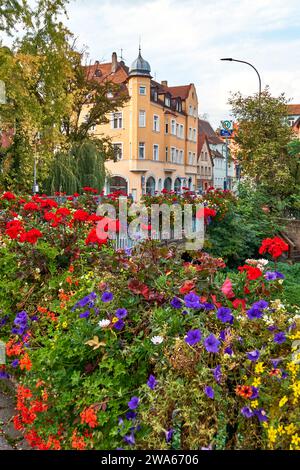 Splendida decorazione floreale sulla ringhiera del ponte nella città vecchia di Schwabach, Germania Foto Stock