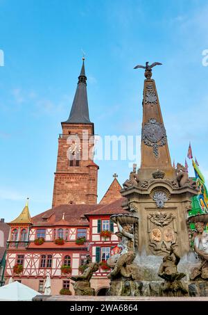 Bellissima fontana sulla Königsplatz (piazza del mercato) di fronte al municipio e alla torre della chiesa cittadina di Schwabach, nella media Franconia Foto Stock