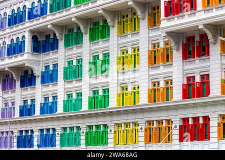 Persiane e finestre dai colori vivaci sul caratteristico edificio della stazione di polizia di Old Hill Street a Singapore Foto Stock