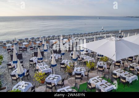 Nizza, Francia - 30 ottobre 2019: Ristorante sulla spiaggia a Nizza, vista dalla Promenade des Anglais. Credito: Vuk Valcic/Alamy Foto Stock