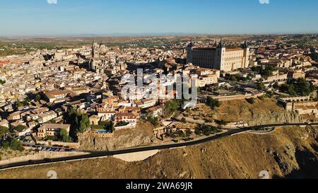 Riprese aeree con drone del panorama della città storica di Toledo in Spagna, del castello dell'Alcazar, della curva del Tago e delle mura medievali Foto Stock