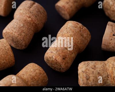 Tappi di champagne su sfondo nero. Foto Stock