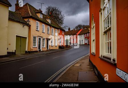 Thaxted Essex Inghilterra dicembre 2023 Vista che mostra vecchie case con strutture in legno che guardano su Watling Street. Foto Stock