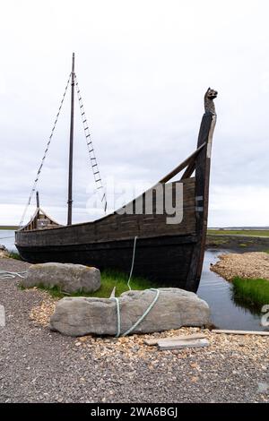 Vecchia barca abbandonata del villaggio vichingo, ex set cinematografico, a Stokksnes, Islanda Foto Stock