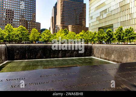 Il murale del One World Trade Center, l'edificio simbolico costruito nella cavità delle torri gemelle di New York negli Stati Uniti. Foto Stock