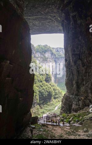 Fori naturali creati da una combinazione di tempo e agenti atmosferici. I tre ponti naturali sono una serie di ponti naturali di pietra calcarea, Chongqing. Foto Stock