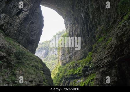 Fori naturali creati da una combinazione di tempo e agenti atmosferici. I tre ponti naturali sono una serie di ponti naturali di pietra calcarea, Chongqing. Foto Stock