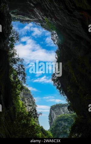 Fori naturali creati da una combinazione di tempo e agenti atmosferici. I tre ponti naturali sono una serie di ponti naturali di pietra calcarea, Chongqing. Foto Stock