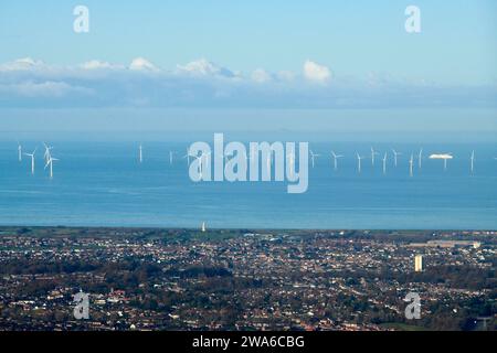 Una vista aerea che si affaccia sul Wirral fino al parco eolico di Liverpool Bay, Inghilterra nord-occidentale, Regno Unito Foto Stock