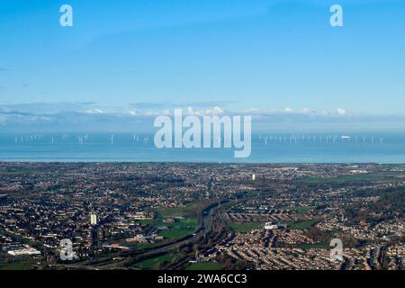 Una vista aerea che si affaccia sul Wirral fino al parco eolico di Liverpool Bay, Inghilterra nord-occidentale, Regno Unito Foto Stock