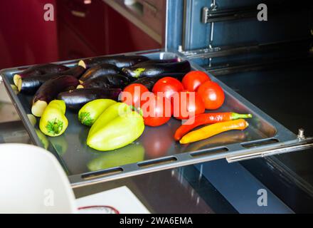 verdure diverse melanzane pomodori peperoni patate su una teglia da forno Foto Stock