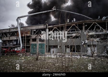 Kiev, Ucraina. 2 gennaio 2024. In un sito industriale a nord-ovest di Kiev, un Kalibre e un Kindjal colpirono fabbriche e magazzini intorno alle 8 del mattino. I vigili del fuoco stavano ancora combattendo l'incendio alle 11 di mattina.? Durante la notte, la Russia lanciò un vasto attacco aereo contro l'Ucraina. Un'onda iniziale di 35 droni Shahed fu lanciata alle 2.30, seguita da 99 missili Kalibre e Kindjal (supersonici). Secondo le autorità ucraine, 72 sono stati abbattuti. Crediti: LE PICTORIUM/Alamy Live News Foto Stock