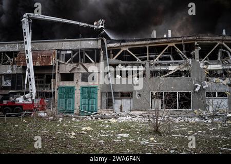 Kiev, Ucraina. 2 gennaio 2024. In un sito industriale a nord-ovest di Kiev, un Kalibre e un Kindjal colpirono fabbriche e magazzini intorno alle 8 del mattino. I vigili del fuoco stavano ancora combattendo l'incendio alle 11 di mattina.? Durante la notte, la Russia lanciò un vasto attacco aereo contro l'Ucraina. Un'onda iniziale di 35 droni Shahed fu lanciata alle 2.30, seguita da 99 missili Kalibre e Kindjal (supersonici). Secondo le autorità ucraine, 72 sono stati abbattuti. Crediti: LE PICTORIUM/Alamy Live News Foto Stock