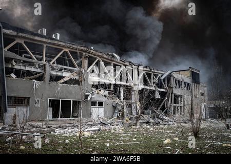 Kiev, Ucraina. 2 gennaio 2024. In un sito industriale a nord-ovest di Kiev, un Kalibre e un Kindjal colpirono fabbriche e magazzini intorno alle 8 del mattino. I vigili del fuoco stavano ancora combattendo l'incendio alle 11 di mattina.? Durante la notte, la Russia lanciò un vasto attacco aereo contro l'Ucraina. Un'onda iniziale di 35 droni Shahed fu lanciata alle 2.30, seguita da 99 missili Kalibre e Kindjal (supersonici). Secondo le autorità ucraine, 72 sono stati abbattuti. Crediti: LE PICTORIUM/Alamy Live News Foto Stock