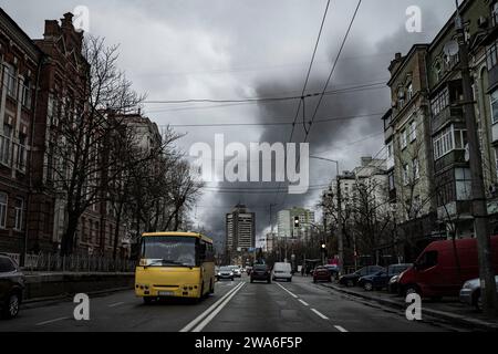 Kiev, Ucraina. 2 gennaio 2024. Kiev, Ucraina. 2 gennaio 2024. Durante la notte, la Russia lanciò un vasto attacco aereo contro l'Ucraina. Un'onda iniziale di 35 droni Shahed fu lanciata alle 2.30, seguita da 99 missili Kalibre e Kindjal (supersonici). Secondo le autorità ucraine, 72 sono stati abbattuti. Una dozzina ha colpito la capitale, uccidendo almeno due persone e ferendo circa un centinaio. Crediti: LE PICTORIUM/Alamy Live News Foto Stock