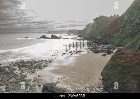 Spiaggia di El Reguero, a Bayas, Castrillón, in una nuvolosa mattinata invernale. Foto Stock