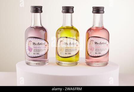 Mansfield, Nottingham, Regno Unito, 2 gennaio 2024: Immagine del prodotto Studio delle bottiglie dei liquori Mrs Cuthberts Gin. Foto Stock