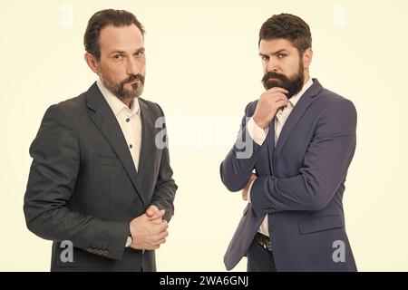 Resta di classe. Signori seri isolati su bianco. Uomini d'affari in abbigliamento formale. Uomini bearded in stile formale. È richiesto un abbigliamento e un abbigliamento formale. Moda formale A. Foto Stock