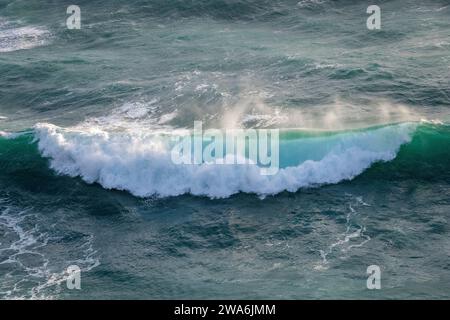 Un'onda perfetta in forte vento durante Storm Gerrit, sulla spiaggia di Porthcurno, Cornovaglia, Regno Unito Foto Stock