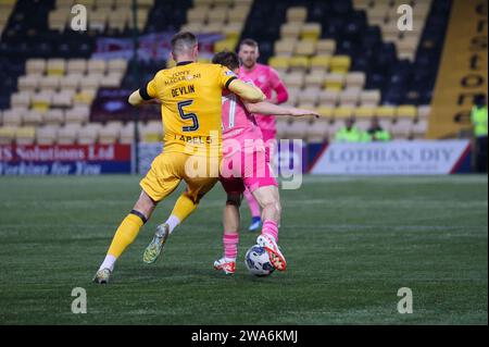 Tony Macaroni Arena, Livingston, Regno Unito. 2 gennaio 2024. Durante il Cinch Scottish Premiership Match tra Livingston e Heart of Midlothian FC Michael Devlin di Livingston non dà spazio ad Alan Forrest di Hearts (Photo credit: Alamy Live News/David Mollison) Credit: David Mollison/Alamy Live News Foto Stock