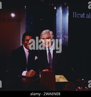 Heut Abend, ARD Talkshow, Deutschland, 1986, Talk Gast: Roberto Blanco mit Gastgeber Joachim Fuchsberger. Heut Abend, talk show televisivo, Germania, 1986, talk guest: Roberto Blanco con il moderatore e conduttore Joachim Fuchsberger Foto Stock