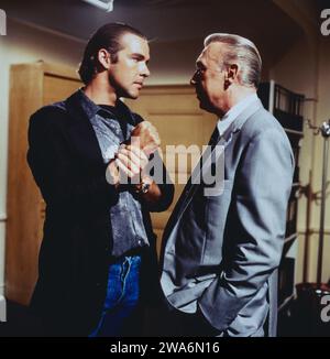 Derrick, ZDF Krimi-serie, Deutschland, 1986, Folge: Naujocks trauriges Ende, Szene: Sascha Hehn und Horst Tappert. Derrick, serie TV Crime, Germania, 1986, scena: Sascha Hehn e Horst Tappert Foto Stock