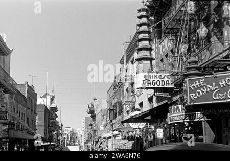 Straßenansicht von Chinatown entlang der Grant Avenue, San Francisco 1962. Vista sulla strada di Chinatown lungo Grant Avenue, San Francisco 1962. Foto Stock