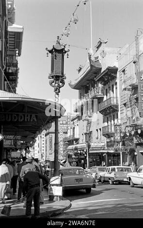 Straßenansicht von Chinatown entlang der Grant Avenue, San Francisco 1962. Vista sulla strada di Chinatown lungo Grant Avenue, San Francisco 1962. Foto Stock