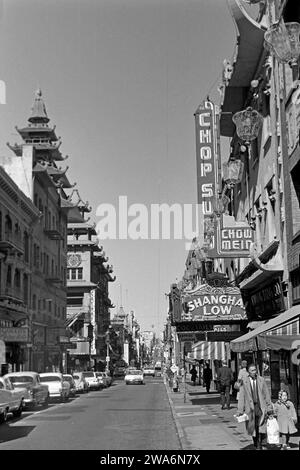 Straßenansicht von Chinatown entlang der Grant Avenue, San Francisco 1962. Vista sulla strada di Chinatown lungo Grant Avenue, San Francisco 1962. Foto Stock